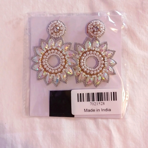 Handcrafted Seed Beeded Floral Design Earrings - Picture 4 of 4